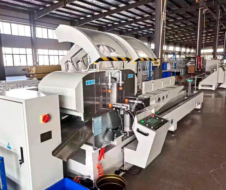 Aluminium double-head saws in plant